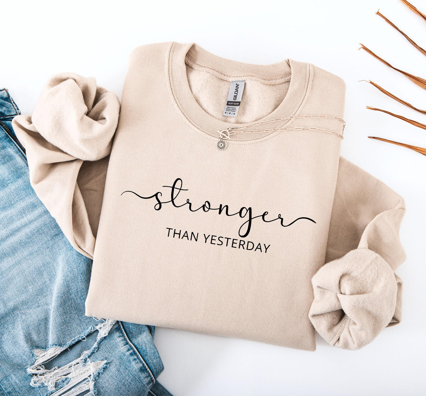 Motivational women's sweatshirt for fitness, yoga and everyday empowerment in beige