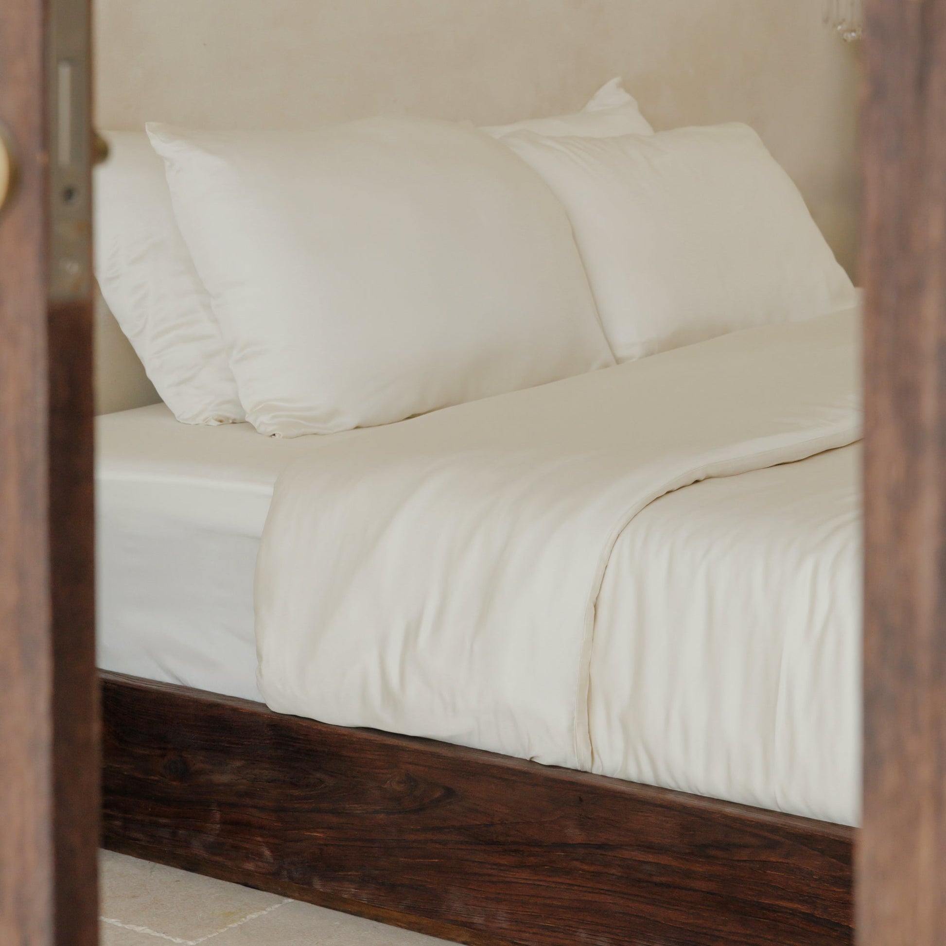 White double cocoon silk quilt — cooling, designed for hot sleepers