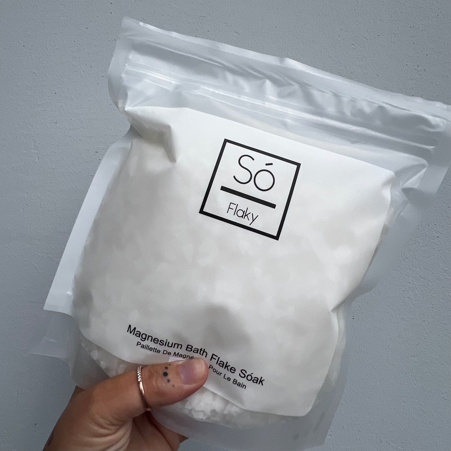 Bag of magnesium bath flake with 'Sö Flaky' branding on a gray background