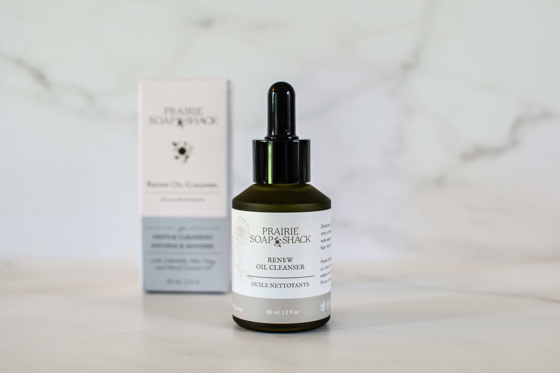 Gently dissolving renew oil cleanser with calendula, blue tansy and black currant