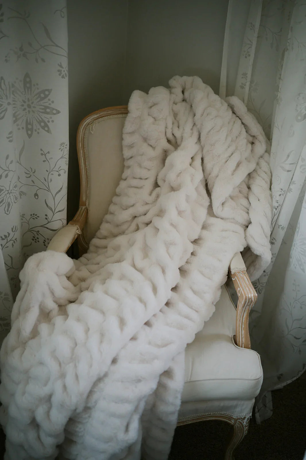 Cream Clouds Double-Sided Minky Blanket — Ruched Plush