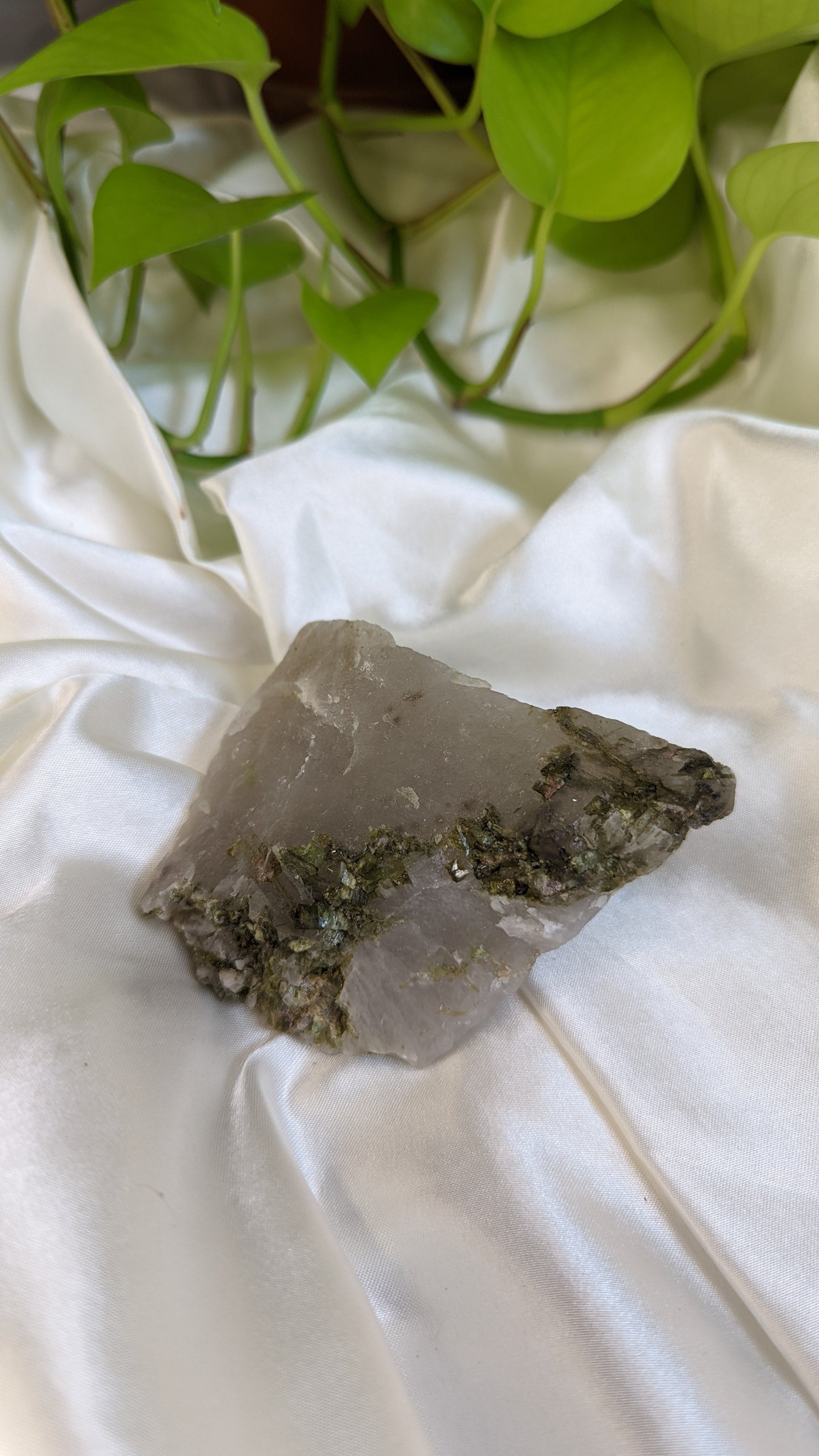 Heart-healing and prosperity-attracting green tourmaline for growth and positive energy