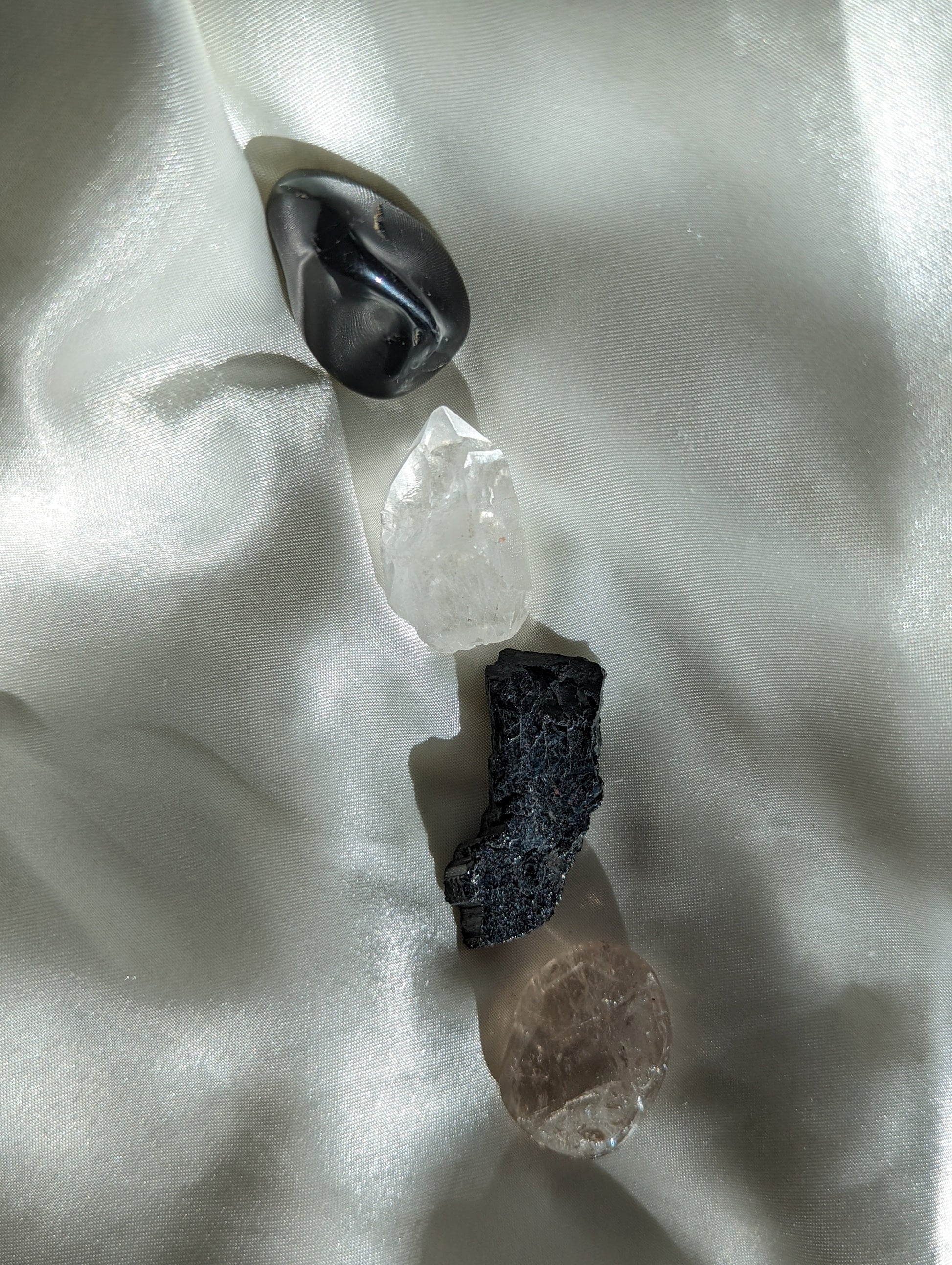 Stabilizing grounding mini crystal kit for rooting, calm and energetic protection