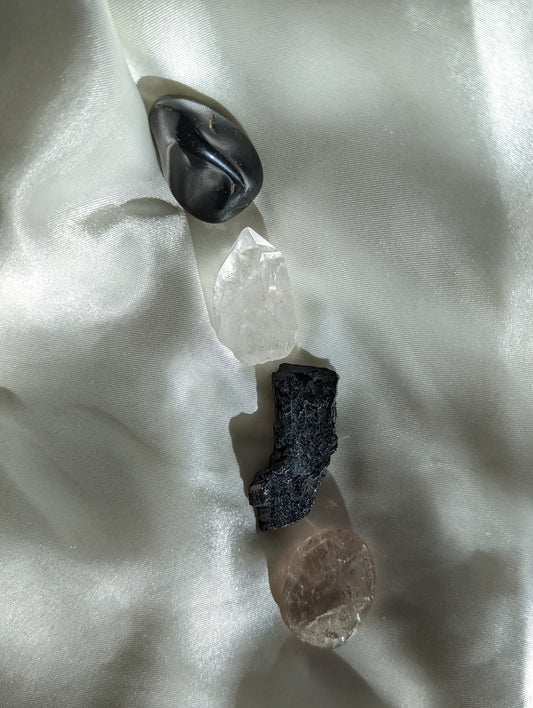 Stabilizing grounding mini crystal kit for rooting, calm and energetic protection