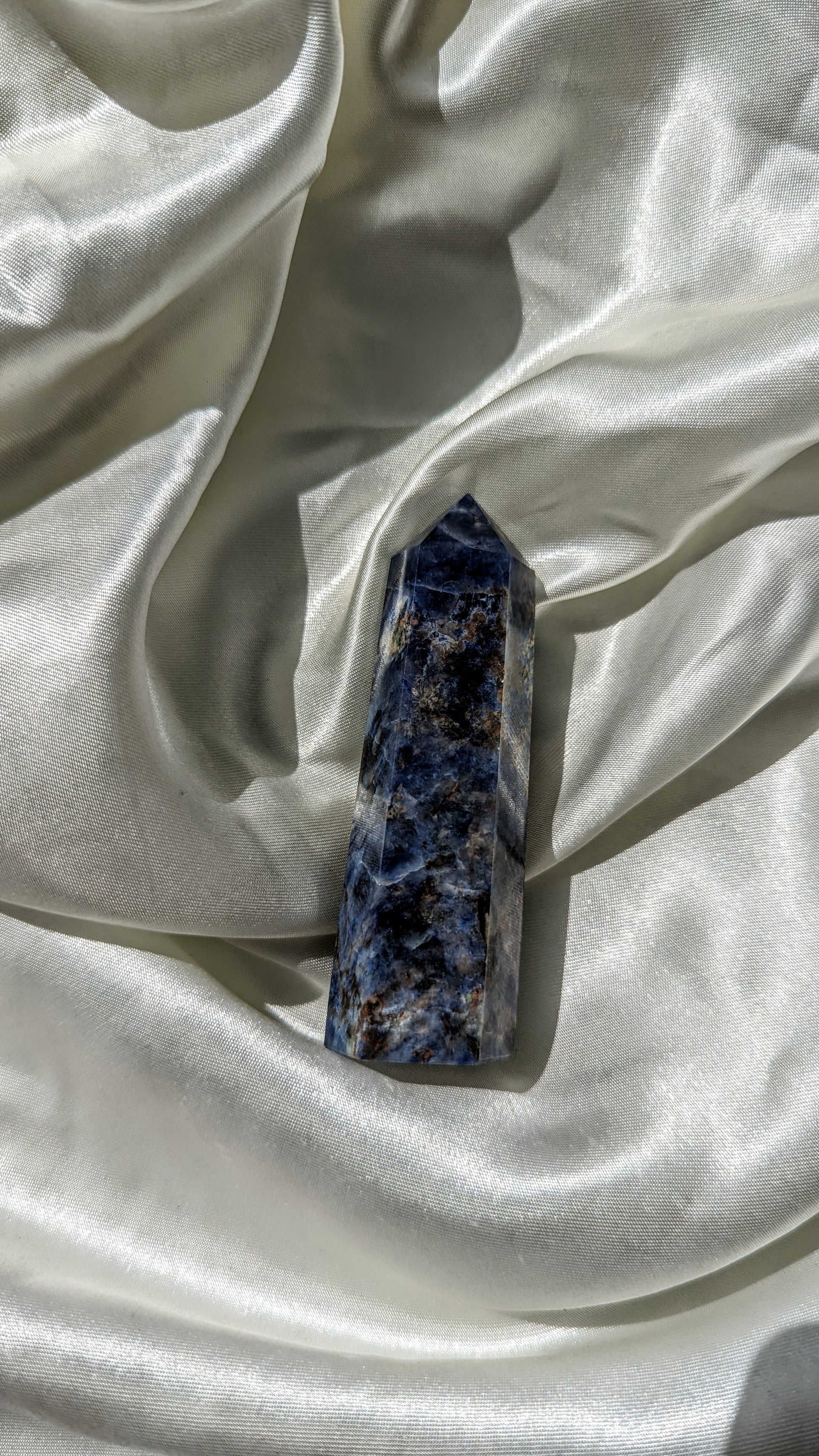 Truth and clarity-amplifying sodalite generator for communication and inner wisdom