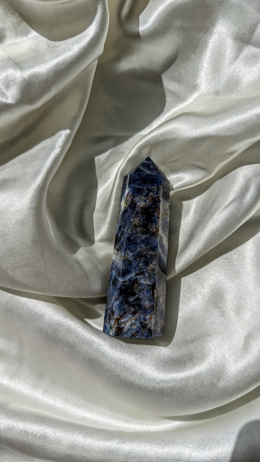 Truth and clarity-amplifying sodalite generator for communication and inner wisdom