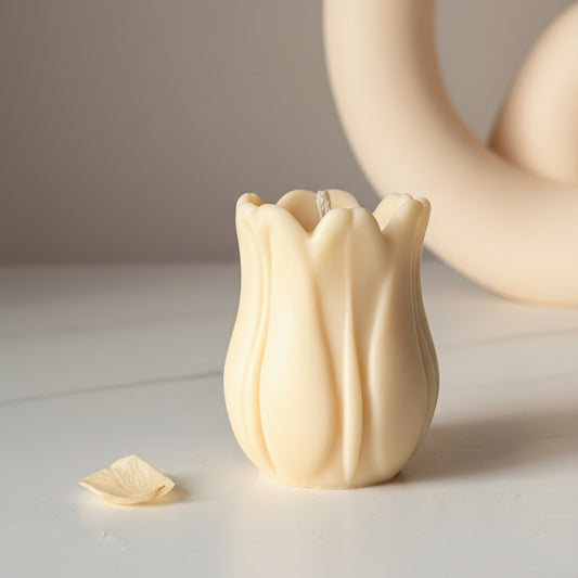 Cream ivory tulip flower soy candle with sculptural petal lobes and ribbed body — Estelle Studio artisan floral candle, spring home décor gift candle Canada